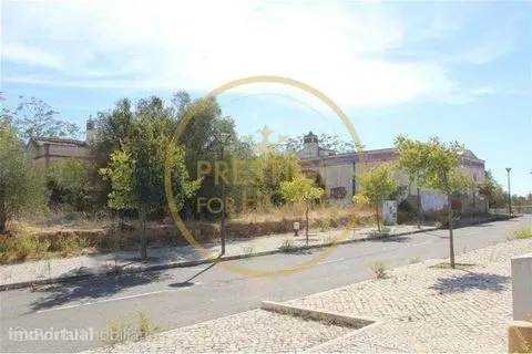 Quinta com cerca de 3979 m2 com área de construção de cerca de 1600m2