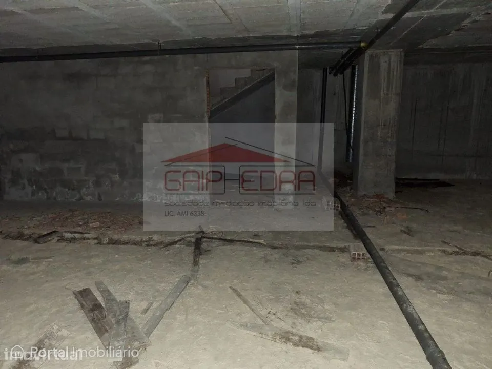 Totalidade da cave de prédio no centro Oliveira Azeméis