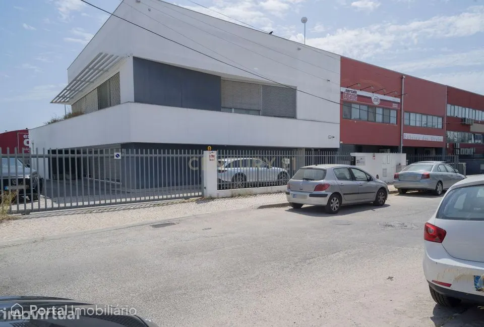 Edifício de Escritórios de 645m2 com Estacionamento