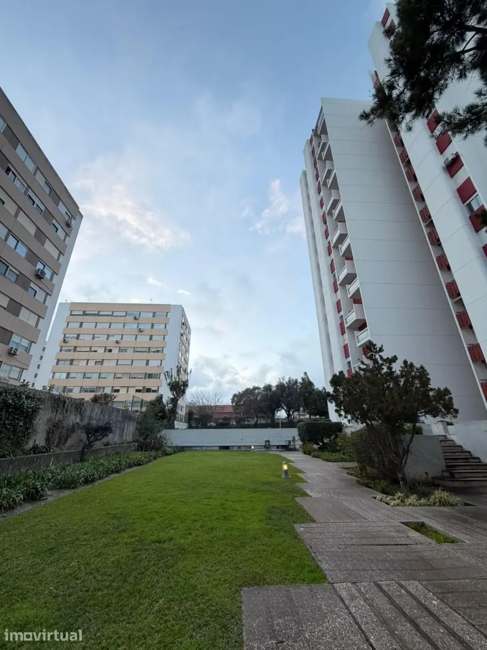 Quarto mob. cama de solteiro wc priv Condomín. Qta da Luz - Carnide