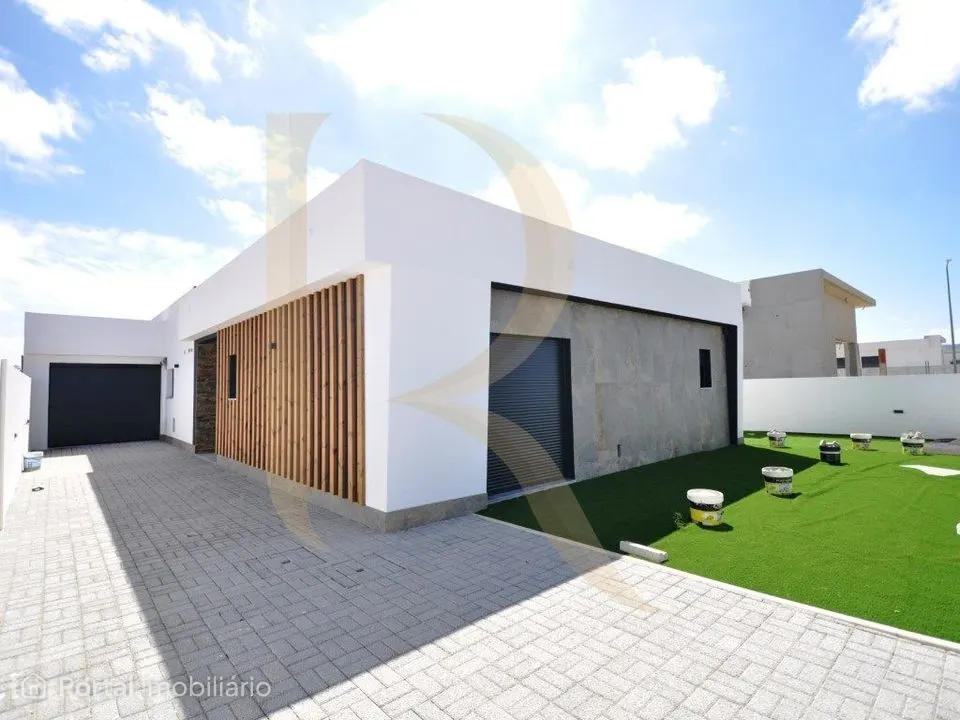 Moradia isolada térrea nova T3 com garagem e piscina em Brejos de A...