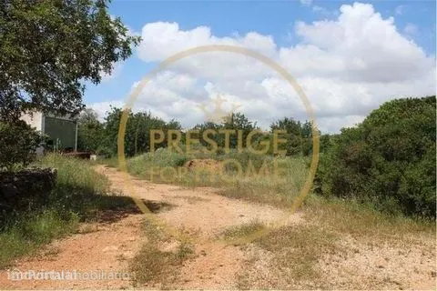 Terreno com 600 m2, situado em Campina (Loulé)