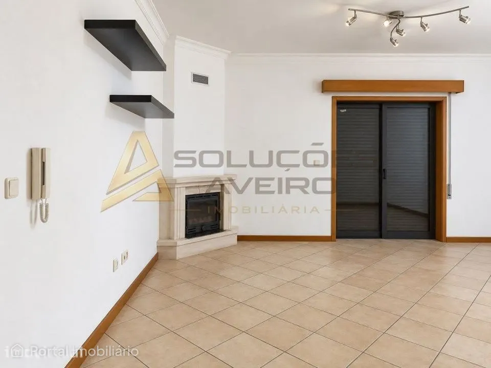 Apartamento T2 | Garagem, marquise, varanda e jardim | Espinhel - Á...
